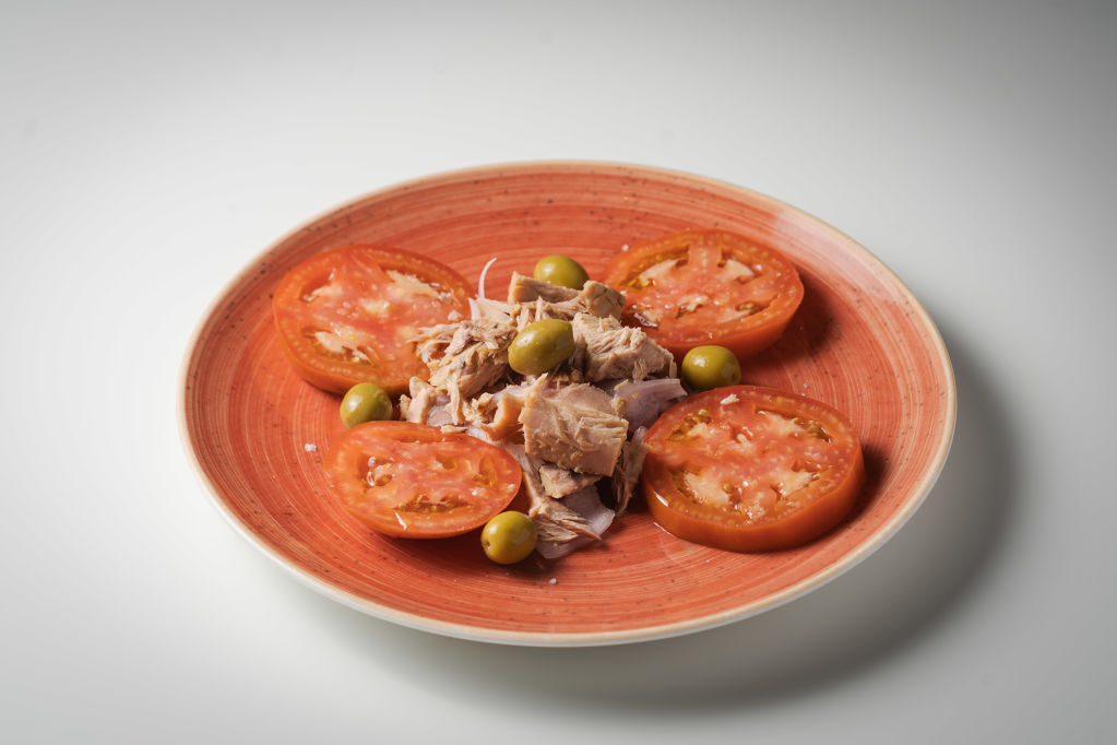 Ensalada de tomate y atún con cebolla - amanida-de-tomaquet-i-tonyina-amb-ceba.jpg